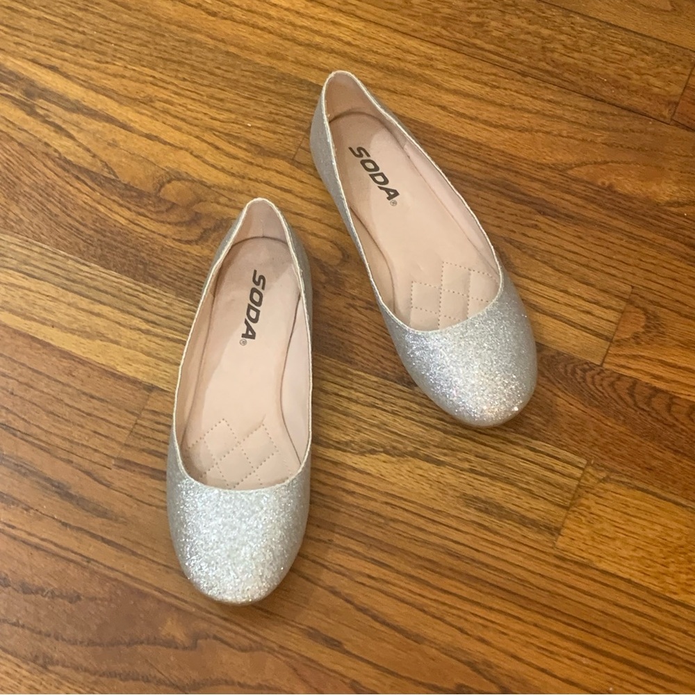 Soda Slip On Ballet Flats Shoes
Glittery Silver GUC
Girls Size 3
Smoke Free Home